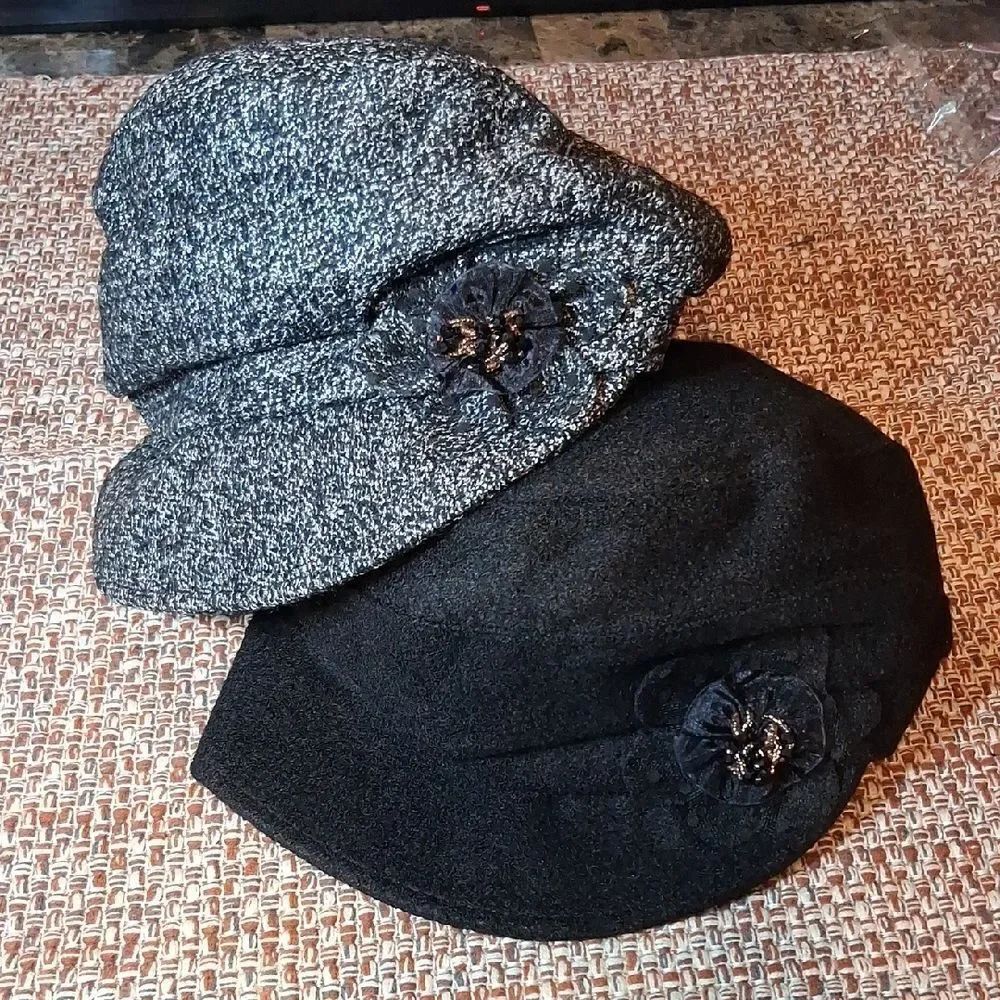 Women’s Decorative Flower Winter Hat - Black and Gray